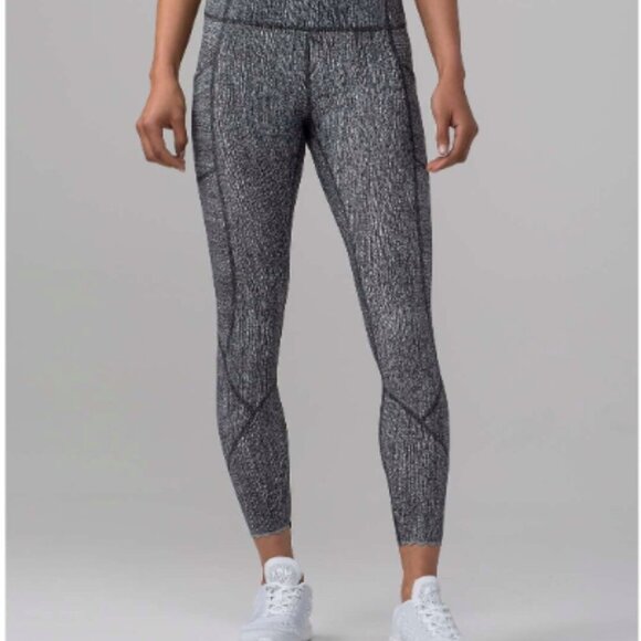 Lululemon Sz 4 Leggings Salt Alpine Black White Print Reflective - Picture 1 of 12